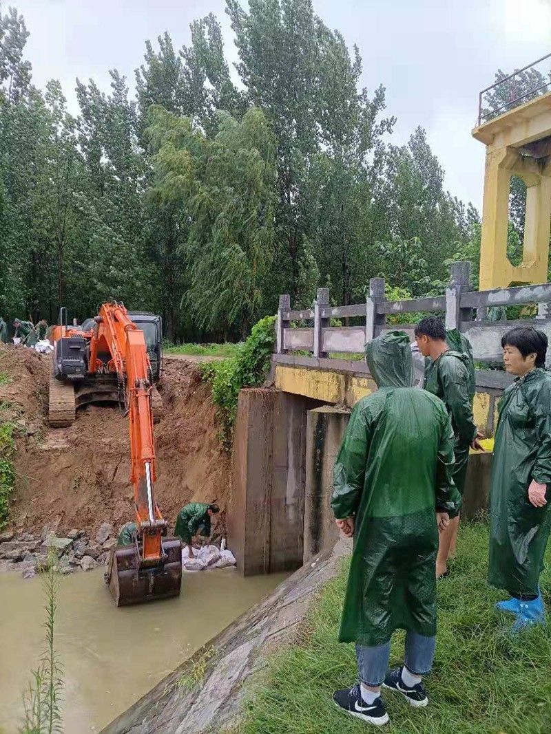 公司領(lǐng)導員工冒雨搶險救災(zāi)