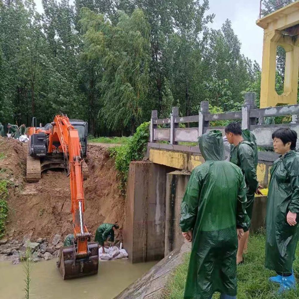 公司領(lǐng)導員工冒雨搶險救災(zāi)