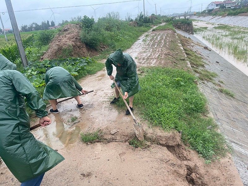 公司領(lǐng)導員工冒雨搶險救災(zāi)